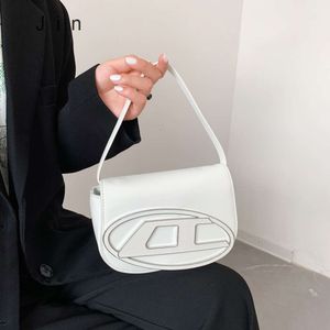 Crossbody çanta yeni sayaç kalitesi moda di icra dingdang tek omuz crossbody moda koltuk altı çanta eyer küçük kare çanta