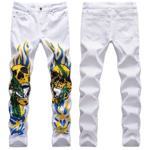 Moda masculina elástica slim fit jeans branco com caveira graffiti chama personalidade calça de cintura pequena