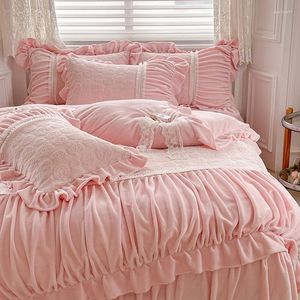 Sängkläder set rosa vinter rose snidad sammet veck ruffles lapptäcke prinsessan set korall lakan täcke täcke kuddar