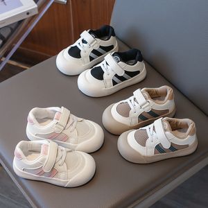 Scarpe per bambini Scarpe sportive per ragazzo all'aperto Primavera Autunno Nuova superficie in mesh Scarpe da ginnastica per bambini traspiranti Scarpe sportive per ragazze Suole morbide Scarpe da passeggio per bambini antiscivolo