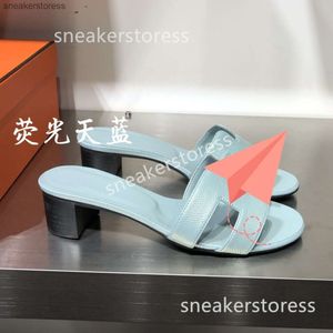 Sandal Slipper Oranss Lady 2024 للنساء اللائي يرتدين اليومية عالية الكعب الصيفي واحة من الجلد الفرنسي السميك من الجلد