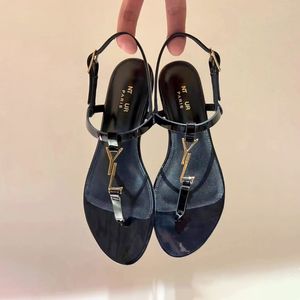 أعلى جودة العلامة التجارية Cassandra Sandals مصمم النعال رجال شريحة الصيف مسطح بغل الجلود الفاخرة حذاء غير رسمي مثير شعار الذهب الرملي شريحة الشاطئ