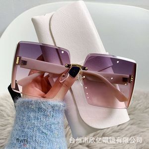 2 PCS Fashion Luxury Designer 2023 NYA SLAMN FACE SUNGLASSER MED UV Resistant Box Korean version Solglasögon Fashionabla solglasögon