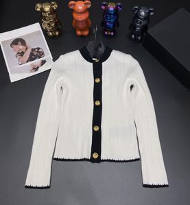 Vinatge 2024 White O Neck Buttons 여성 코트 긴 소매 버튼 여성 가디건 디자이너 고급 여성 코트 32210