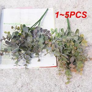 装飾的な花1-5pcs人工プラスチック植物は庭の花瓶のための緑のユーカリの枝を去りますホームクリスマスウェディングデコレーションフェイク