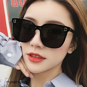 2 datorer Fashion Luxury Designer Fashion Street Photo Personlighet Net Red Solglasögon 2020 Ny trend Kvinnor Big Frame Plain Face Black Frame Solglasögon Koreanska glasögon