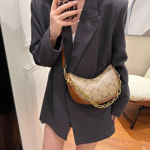 Crossbody väska designer bästsäljande helt ny väska kvinnor halvmåne trendig underarm minimalistisk axel pendlare mångsidig mode casual