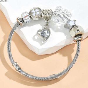 Bracciale personalizzato con anello in filo di acciaio. Il più venduto quadrifoglio con stella a forma di cuore di pesca e diamanti intarsiati in lega