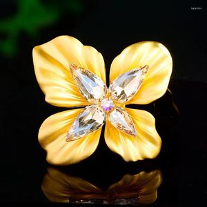 Broschen Mode Vier-blütenblatt Blume Für Frauen Luxus Imitation Kristall Temperament Corsage Mantel Zubehör Pins Dame Schmuck