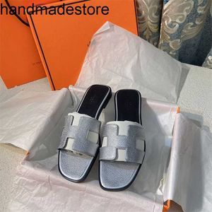 Slipare Luxury Flat Slipper Orans Kvinnor 2024 Bekväma och mångsidiga ettord allmänna Simple Sandals