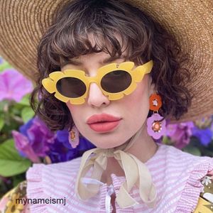 2 pcs Fashion luxury designer Sunflower flower cats eye sunglasses 2022 new style personality exaggerated party holiday sunglasses lady