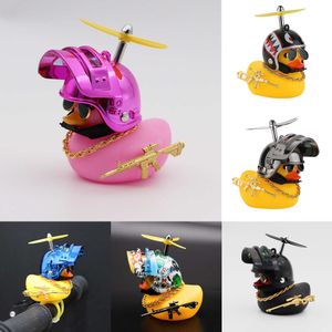 Novo brinquedo de borracha bonito ornamentos pato amarelo painel decorações gadgets bicicleta com hélice capacete acessórios do carro