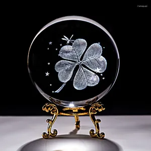 Estatuetas decorativas 6cm trevo de quatro folhas miniaturas bola de cristal 3d esfera de vidro gravada a laser com suporte decoração para casa ornamentos presentes
