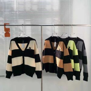 Kadınların Sweaters Erken Sonbahar Peri Renk Çizgisi Kontrolü HARDIGAN Süper Cure Serisi Kazak Gülümseyen Yüz Kare Standart Yün Örgü Kadınlar