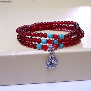 Meistverkaufte Schmuckserie in Japan und Südkorea. Armband mit Granatimitation und Sicherheitsschnalle mit drei Kreisen