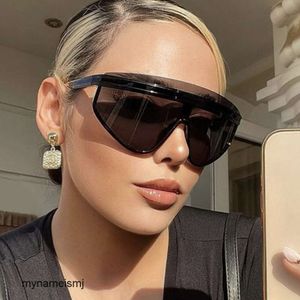 2 pcs Fashion luxury designer One piece sunglasses big frame 2022 new fashion ins street photography personality sunshade sunglasses women fashion