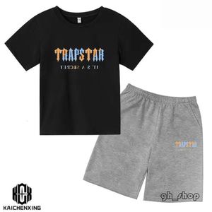 T Shirts 2024 Sommer TRAPSTAR T-shirt Kinder Jungen Strand Shorts Sets Streetwear Trainingsanzug Männer Frauen Kleidung Mädchen Sportswear Shirt 1653