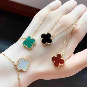 デザイナーレディースネックレス女性のためのクローバーネックレス4Four Leaf Flower18Kチタンスチールチャームパーティー