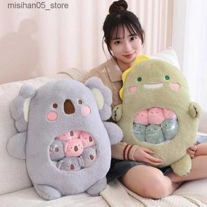 Dolls de pelúcia Novo bolsa de pudim de pelúcia Mini bola coelho coelho Koala rosa urso dinossauro boneca animal travesseiro de pelúcia infantil presente de aniversário q240322