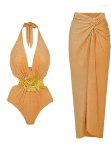 女性用水着の金色の刺繍ホルターネックカットアウト水着とサロン