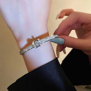 Luxurys Designers Pulseira Designer Charme Jóias Bangle Mulheres Top Quality High Sense Diamond Pulseira Celebridade Temperamento Versátil Jóias Bangles