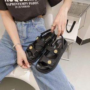 Сандалии 2022 роскошные золотые кнопки сандалии женщин мода летние бренд сандалии самки повседневные пейп -носки женские ботинки сандалии