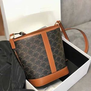 Bolsa arco triunfal Hong Kong Bolsa balde de couro genuíno para mulheres 2024 Novo Commuter Old Flower Arch High end Sense Small Leisure Crossbody