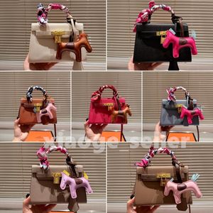 10A مصمم Tote Women Totes Handbags Luxurys مقبض محفظة حقيبة Crossbody Crossbody الأجهزة الذهبية عالية السعة مع الحروف 20 سم