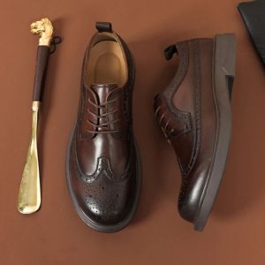 Schuhe billige echte Leder -Herren -Kleiderschuhe 2023 Sommer neuer Stil Klassische runde Zehen braun schwarze Brogues Hochzeit Soziale Schuhe Mann Mann