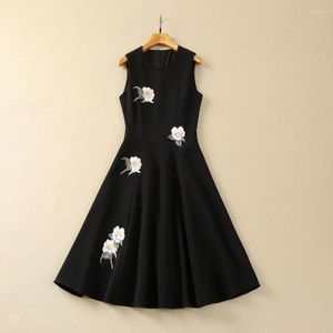 Casual Dresses European and American Women's Clothes 2024 vår ärmlös rund hals svart lila blommor broderad veckad klänning xxl