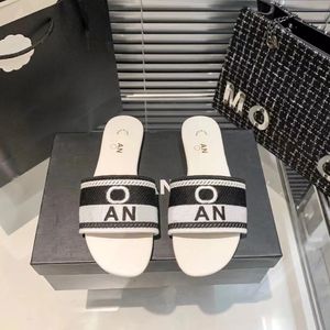 Casual shoe Summer outdoor houses slippers Channel sandal flat Slide men women weave pool With box luxury Designer Sliders walk Mule fashion sandale sexy loafer gift