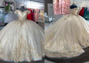 2022白とシャンパンの花の花Quinceanera PROMドレスボールガウン肩から袖のガウン