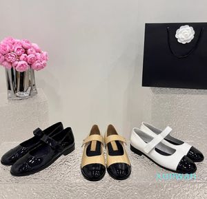 Mary Jane Ballet Flats 특허 송아지 가죽 가죽 발목 스터드 스트랩 신발 슬립 온 둥근 발가락 최고의 품질 블랙 흰색 하늘 여자 고급 디자이너 공장 신발