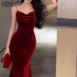 Basic Casual Dresses Retro Sexy Club Ball Red Dress Womens Spaghetti Shoulder Straps Narrow Seamed Velvet Beach Bodycon Midi Party Elegance Q240322