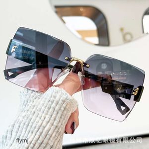 2 шт. Модный роскошный дизайнер 2023 Новые квадратные солнцезащитные очки в большой оправе в стиле буквы Модные персонализированные трендовые красные женские солнцезащитные очки