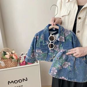 Корейский комплект джинсовой одежды с цветочным принтом для девочек, куртки и юбки, модные детские джинсы с цветами, весенне-осенняя одежда 240319