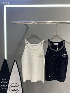 Le donne con gilet allacciato a maglia lavorato a maglia con temperamento estivo del nuovo temperamento estivo 2024 indossano una camicia di base all'esterno di una camicetta senza maniche sexy