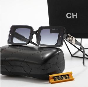 新しい豪華なチャンネルテイストShenzhen2020 Jobs Curlywigs Designer Summer Shades Polarized Eyeglasses Black Vintage特大のサングラスの女性男性サングラス