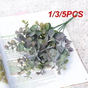 装飾的な花1/3/5pcs人工プラスチック植物は緑の花瓶のために緑のユーカリの枝を去ります。