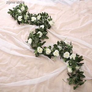 フェイクフローラルグリーンシルク人工ローズバインハンギングフラワーウォールクリスマスラタンの偽の偽の植物葉のロマンチックな結婚式の家の装飾Y240322