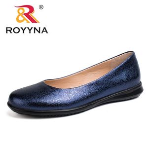 Royyna 스타일의 여성 플랫 둥근 발가락 여성 로퍼 금속 색상 재료 여성 신발 가벼운 소프트 푸 아웃 솔직한 숙녀 신발 240307