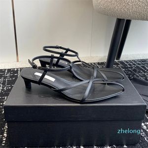 2024 Sandalen High Heels für Damen Designer-Schuhe Absätze Paris Kleid Klassiker Damen kleine Absätze Schwarz Rot Hochzeit Pumps Schuhe