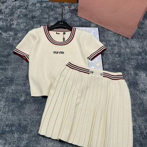 Kvinnors designerkläder Summerklänning 2024 mm Spring Summer New Stripe Color Block Short Sleeve Top Half kjol Tvådel Set Minimalist Style Letter Print