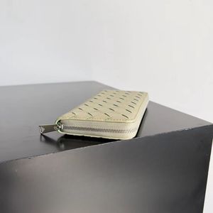 Tasarımcı Dötme Uzun cüzdan basit ve dayanıklıdır ve bir erkek armağanı olarak kullanılabilir. Alan kapasitesi büyüktür ve fermuar ayrıntılı olarak sorunsuz çalışır