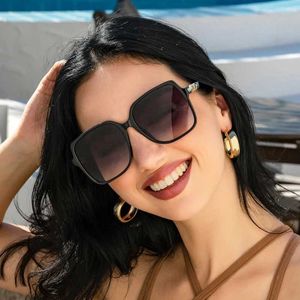 Sunglasses New Fashion Square Trend Sunglasses for Womens Large Frame Colored Sunglasses for Womens Gradient Oculos Shadow Womens Glasses J240322