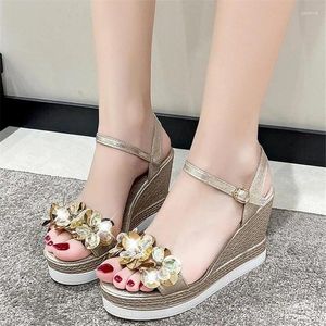 Sapatos de vestido Slope Heel Grosso Soled Sandálias para Mulheres Verão Moda Boca de Peixe Uma Linha Fivela Flor Esponja Bolo Salto Alto