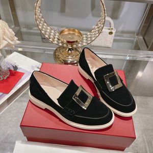 2024 Novo sapato feminino estilo britânico com fivela quadrada, bico redondo, fundo plano, elegante e versátil, mocassins de uma perna