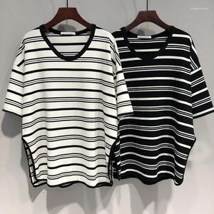 女性用TシャツTEES M-3XL大規模ストライプVネック短袖ベースTシャツ女性2024夏の汎用スプリットトップカジュアルルーズTシャツ