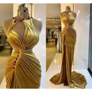 Prom Gold Veet klänningar Elegant Ruched Long Sweep Train Mermaid Evening Party Gowns Side Slit High Neck Crystals Beading Sleeveless Arabic Robe de Soiree BC