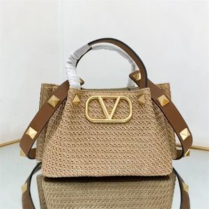 Stor kapacitet vlogo halmväv strandpåse nit designer handväska kvinnor raffias crossbody axelväskor lyxiga män utomhus semester koppling sommar tote shopper väskor